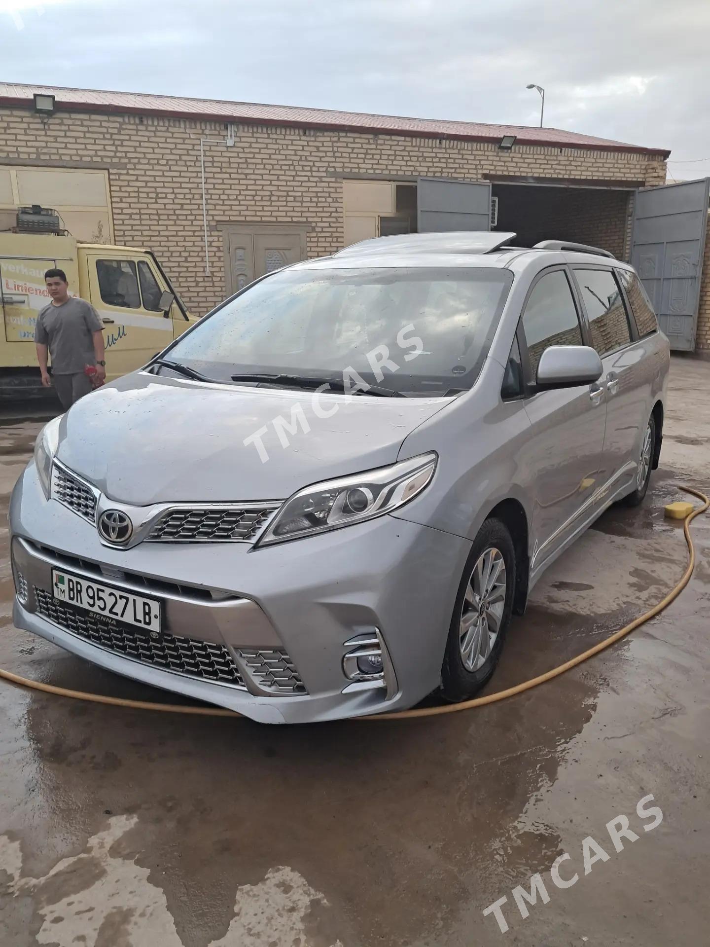 Toyota Sienna 2018 - 440 000 TMT - Туркменабат - img 6
