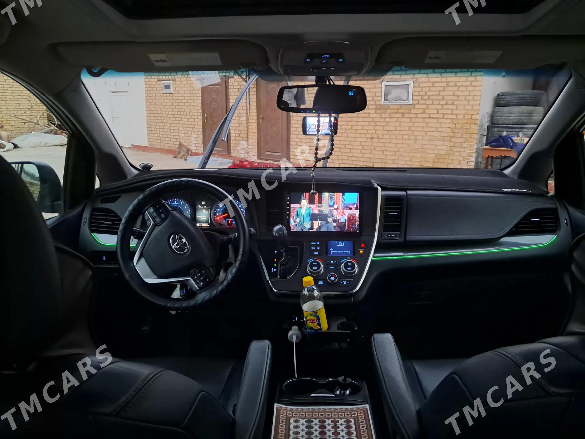 Toyota Sienna 2018 - 440 000 TMT - Туркменабат - img 9