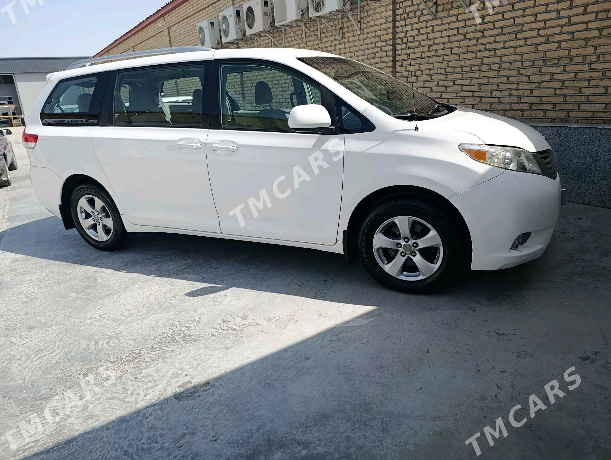 Toyota Sienna 2011 - 275 000 TMT - Мары - img 2