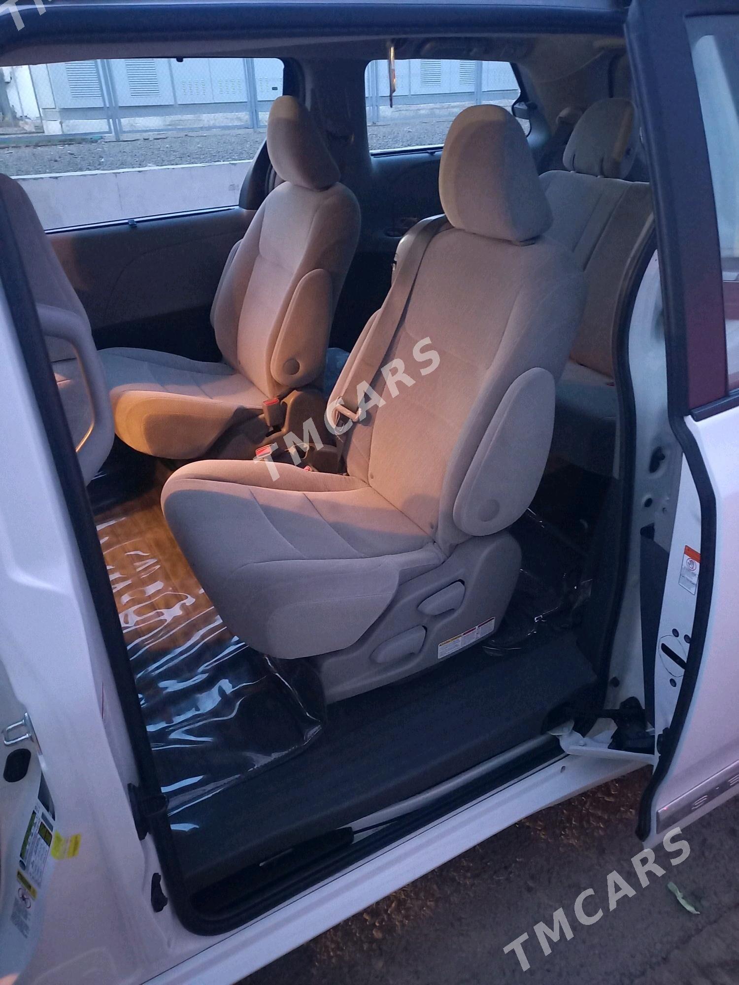 Toyota Sienna 2018 - 400 000 TMT - Türkmenbaşy - img 4