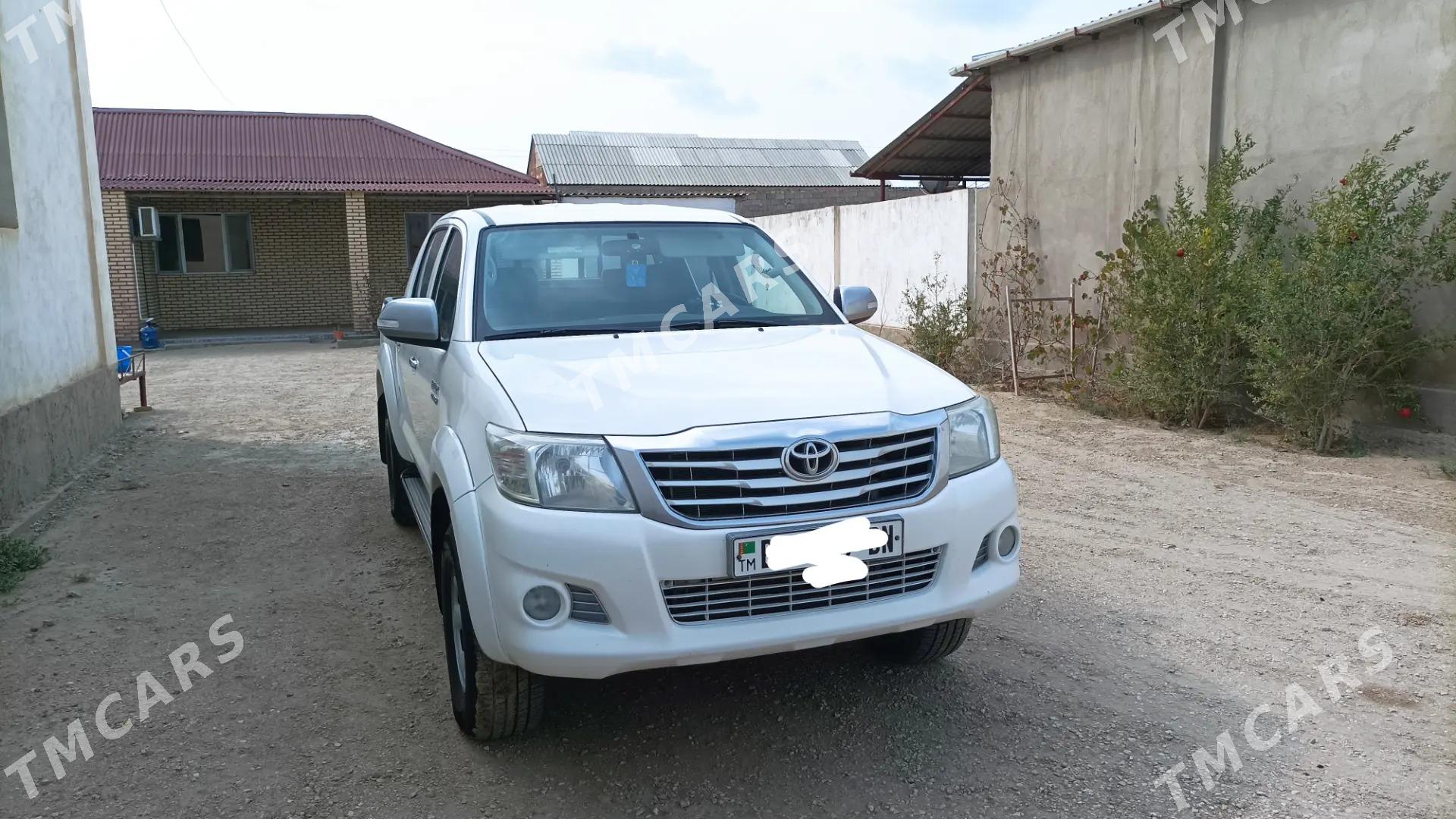 Toyota Hilux 2012 - 340 000 TMT - Хазар - img 4