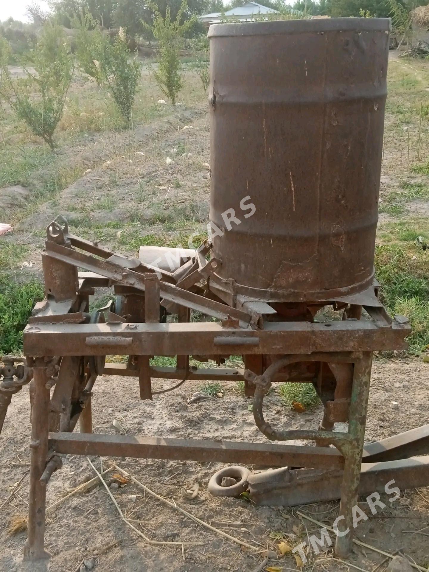 MTZ T-28 1983 - 40 000 TMT - Гурбансолтан Едже - img 2