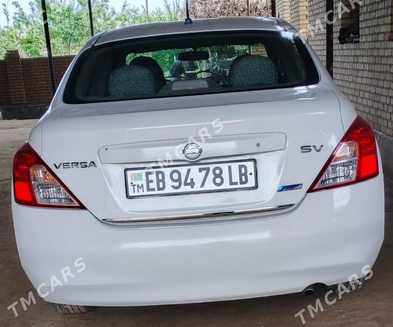 Nissan Versa 2013 - 120 000 TMT - Фарап - img 4