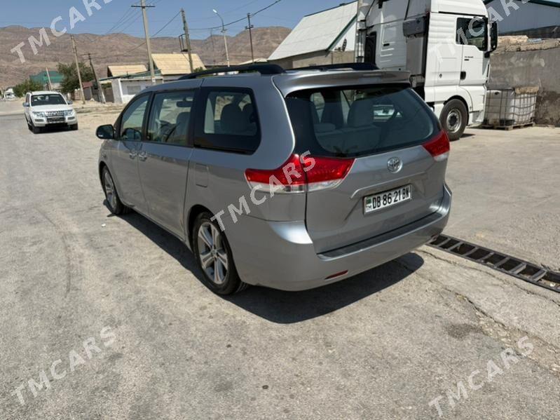 Toyota Sienna 2011 - 310 000 TMT - Балканабат - img 4