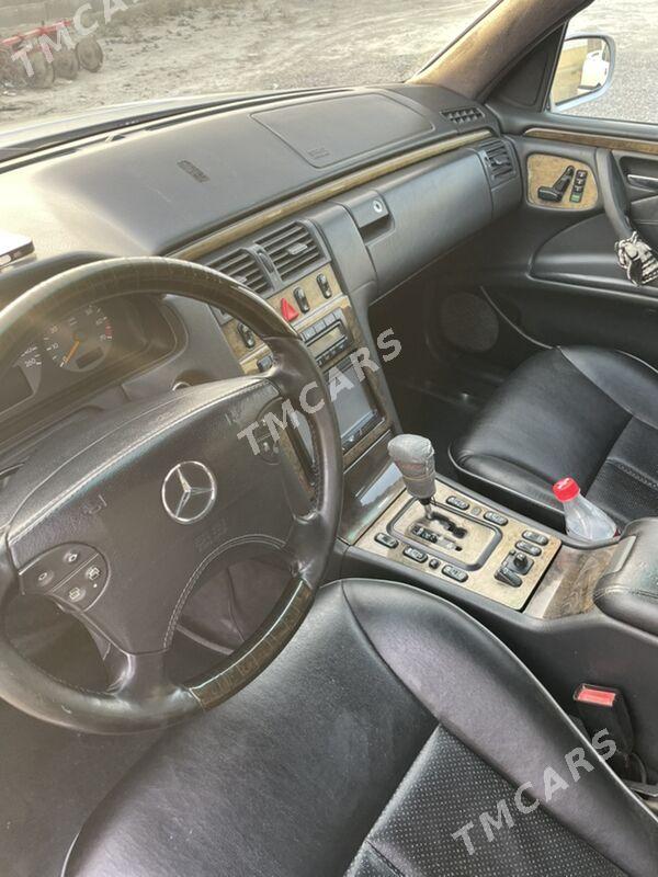 Mercedes-Benz E430 2000 - 115 000 TMT - Бахарден - img 3