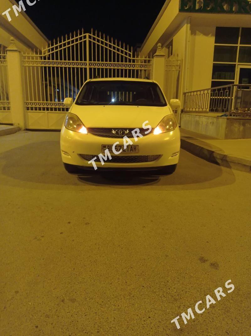 Toyota Sienna 2009 - 240 000 TMT - Бахарден - img 3