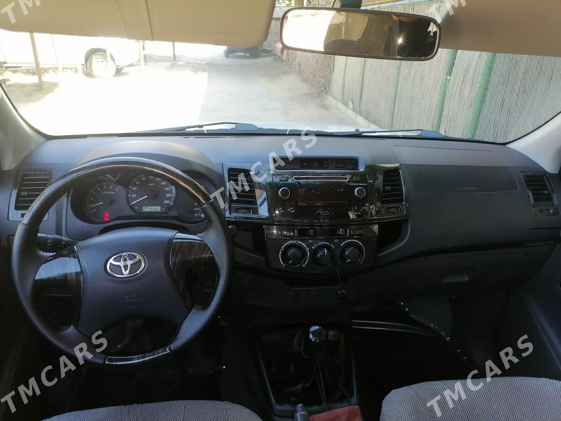 Toyota Hilux 2014 - 350 000 TMT - Hazar - img 1