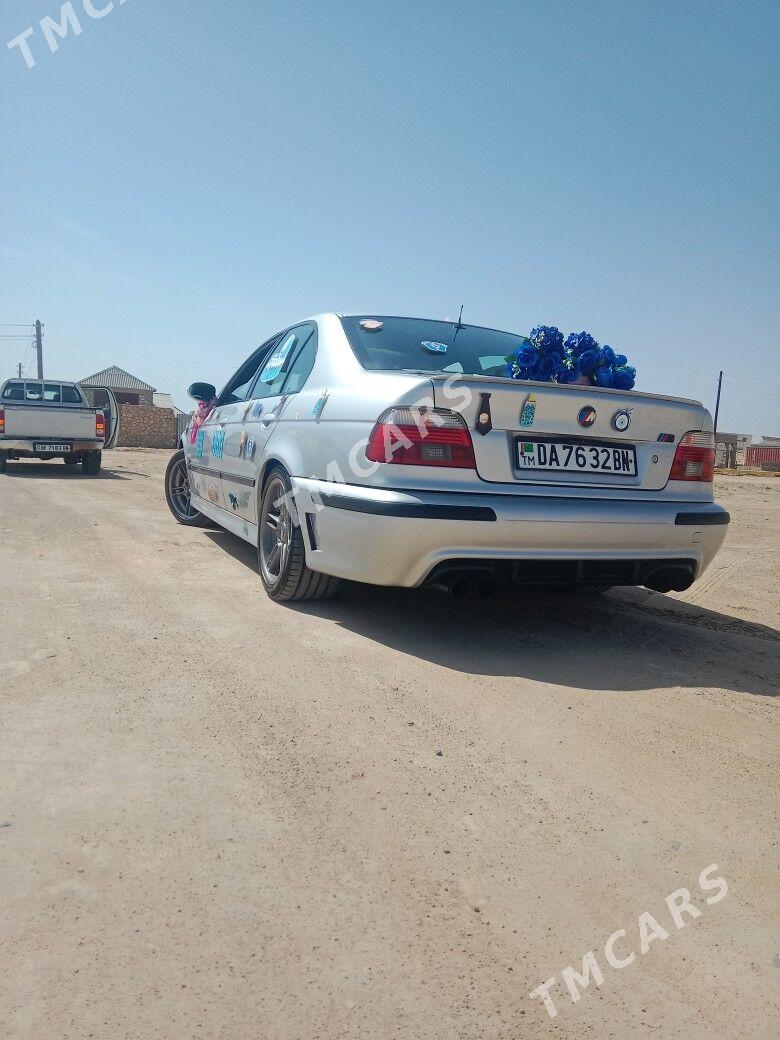 BMW E39 2002 - 130 000 TMT - Türkmenbaşy - img 4