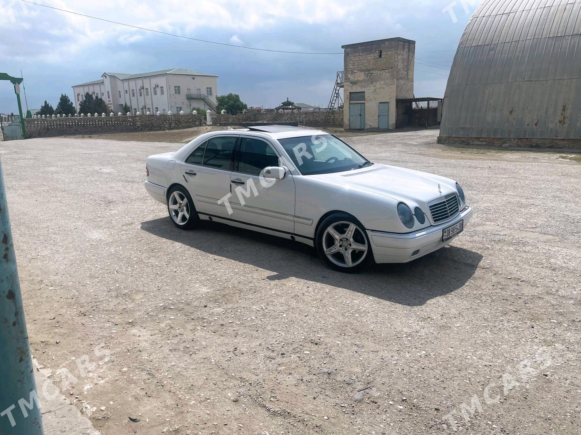 Mercedes-Benz E320 1999 - 88 000 TMT - Балканабат - img 6