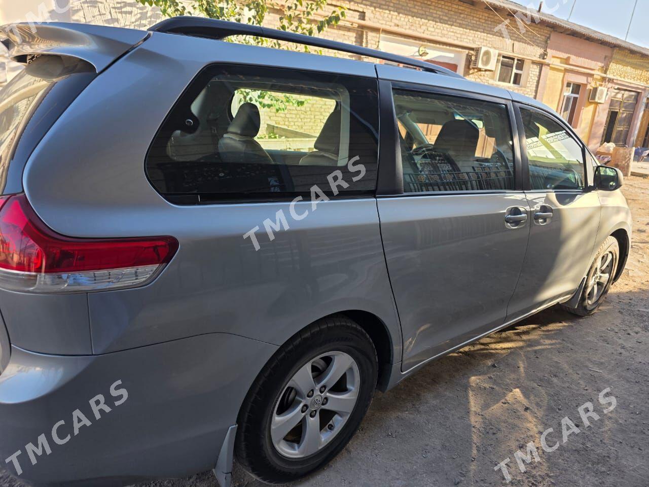 Toyota Sienna 2010 - 300 000 TMT - Daşoguz - img 5