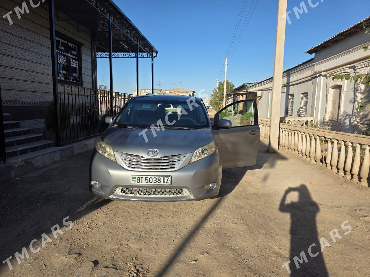 Toyota Sienna 2010 - 300 000 TMT - Daşoguz - img 6