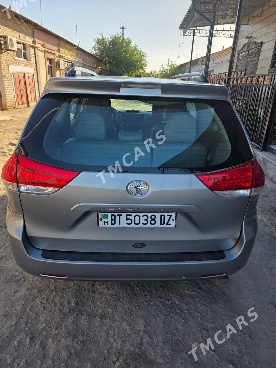 Toyota Sienna 2010 - 300 000 TMT - Daşoguz - img 3