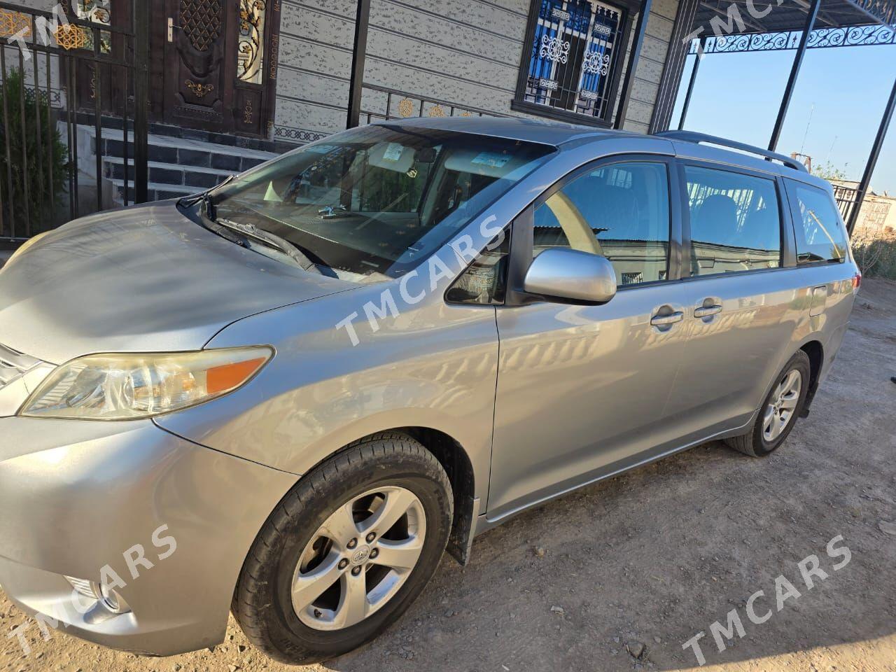 Toyota Sienna 2010 - 300 000 TMT - Daşoguz - img 4