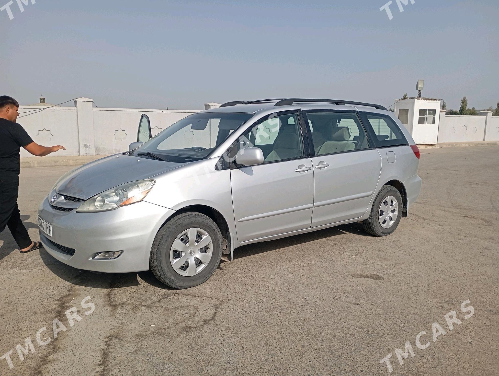 Toyota Sienna 2004 - 170 000 TMT - Керки - img 4