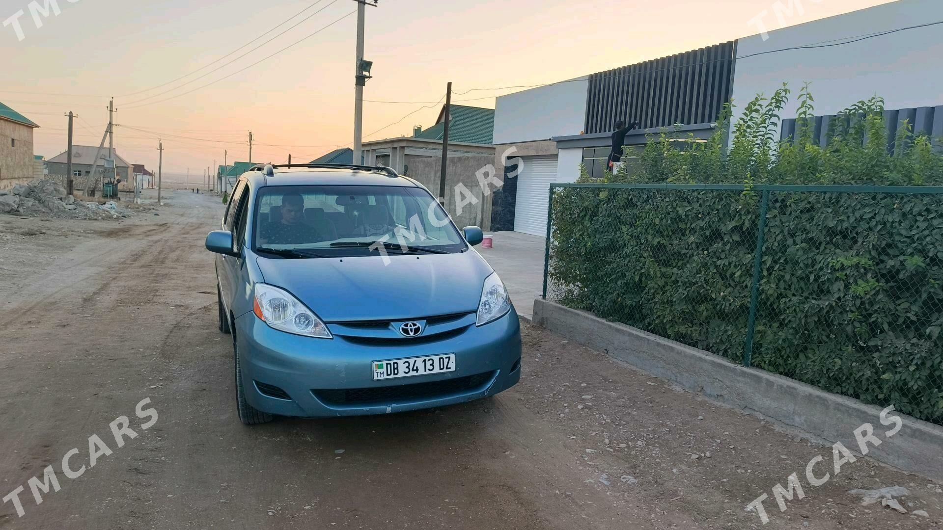 Toyota Sienna 2008 - 240 000 TMT - Гурбансолтан Едже - img 4