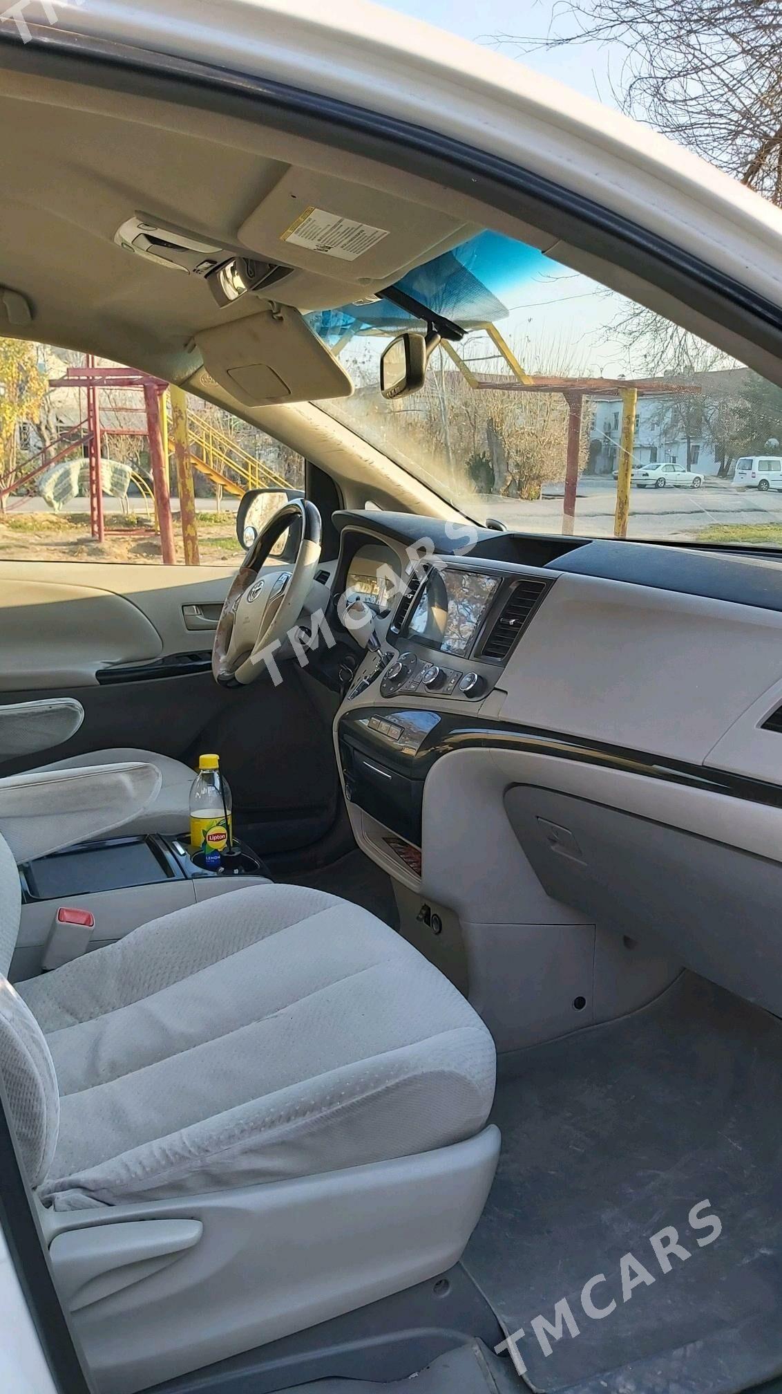 Toyota Sienna 2010 - 268 000 TMT - Ашхабад - img 2