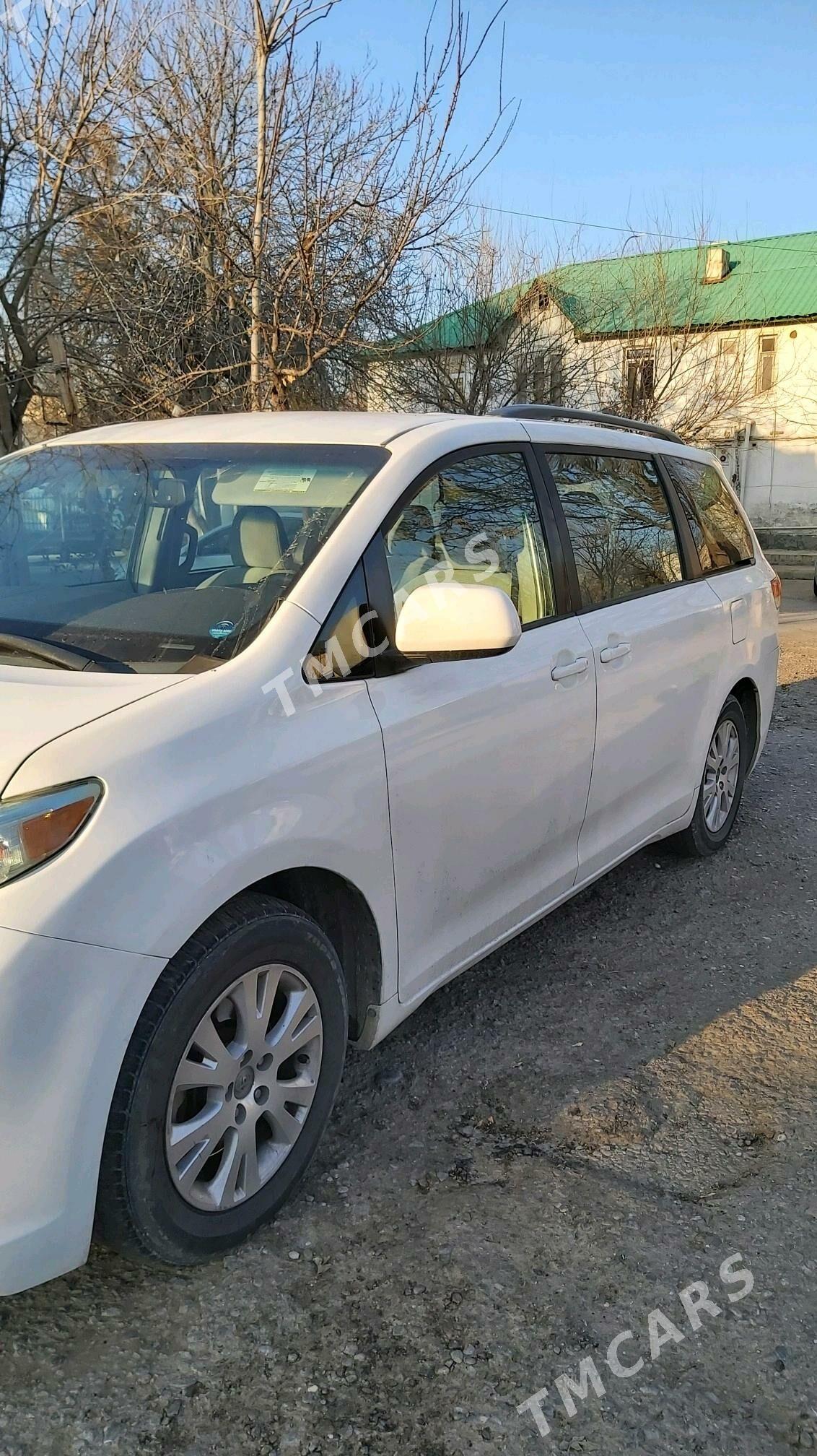 Toyota Sienna 2010 - 268 000 TMT - Ашхабад - img 4