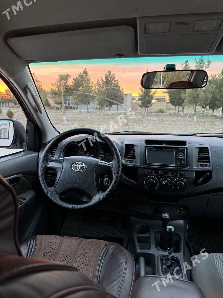 Toyota Hilux 2014 - 295 000 TMT - Саят - img 6