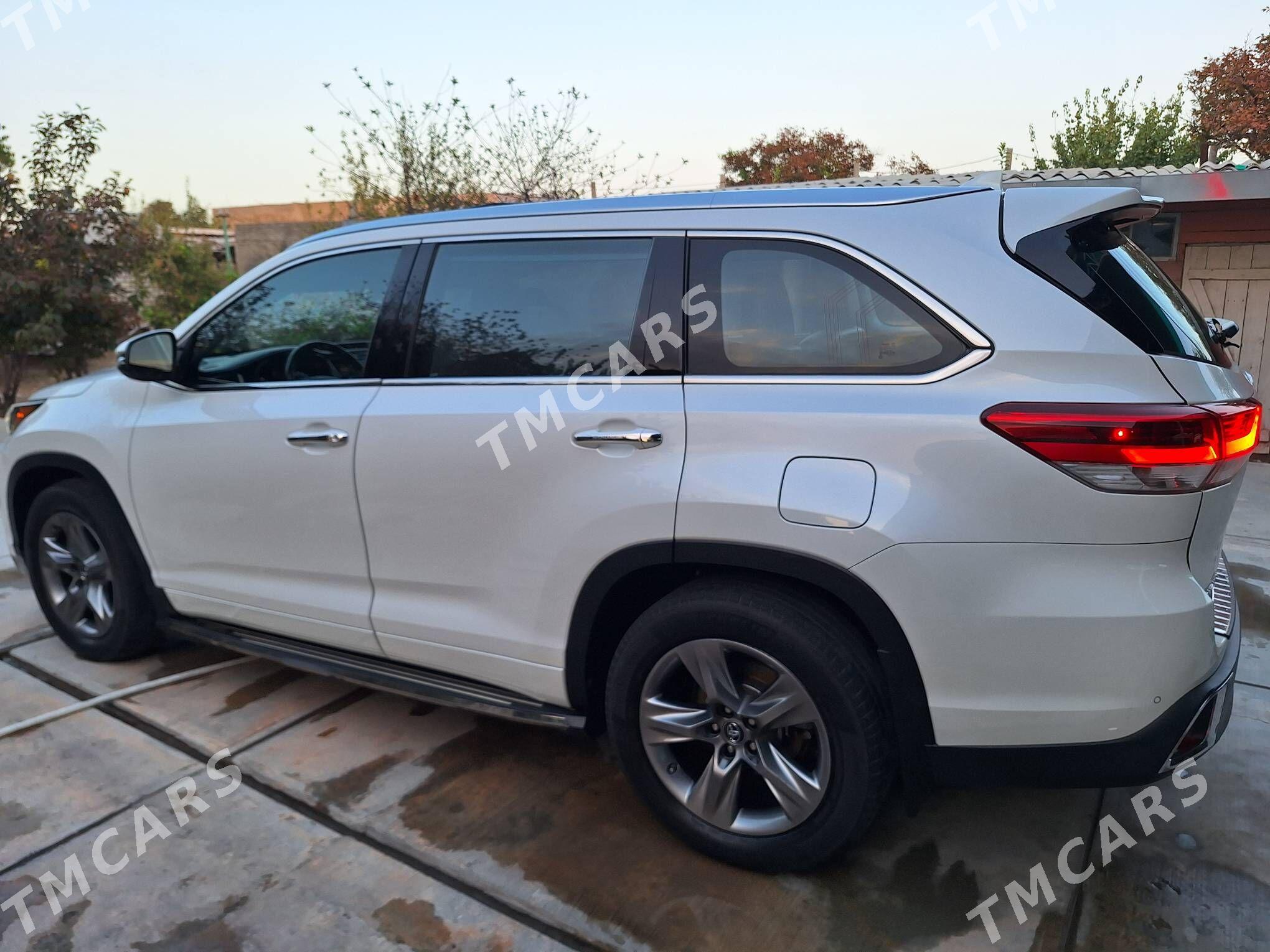 Toyota Highlander 2017 - 600 000 TMT - Бузмеин - img 4