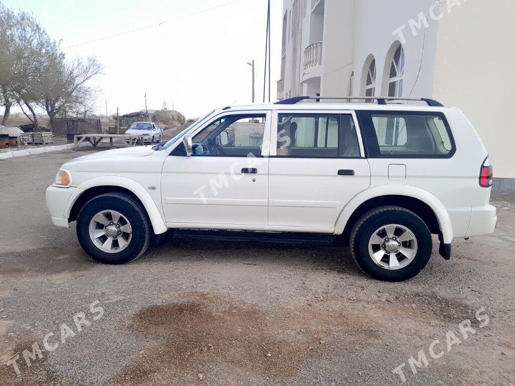 Mitsubishi Nativa 2010 - 200 000 TMT - Теджен - img 2