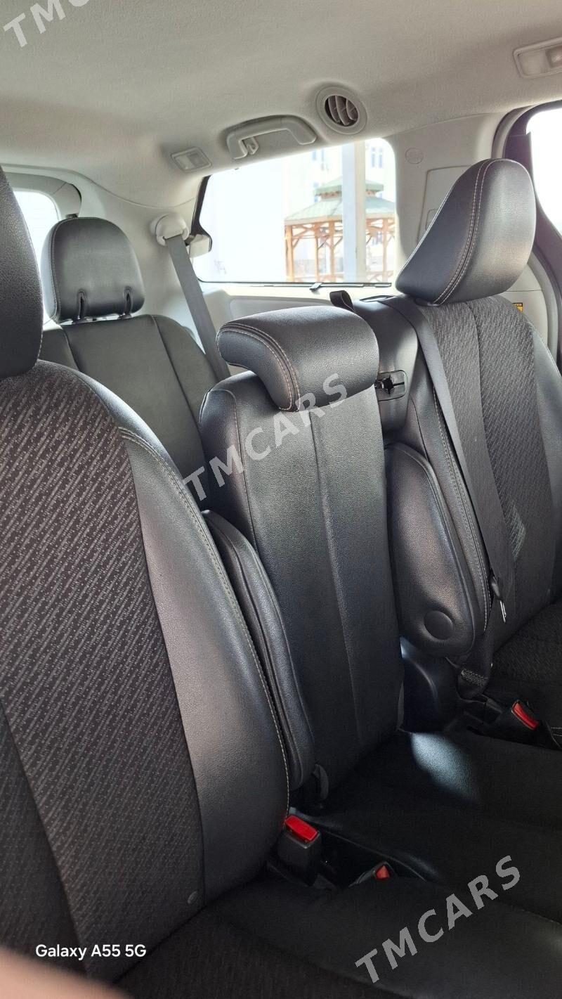 Toyota Sienna 2011 - 320 000 TMT - Чарджоу - img 3