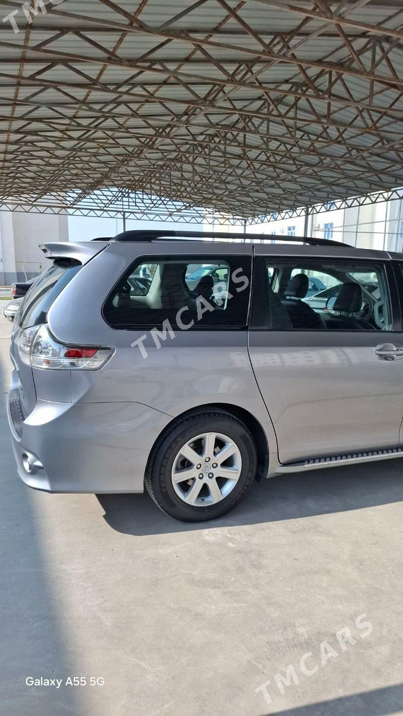Toyota Sienna 2011 - 320 000 TMT - Чарджоу - img 5