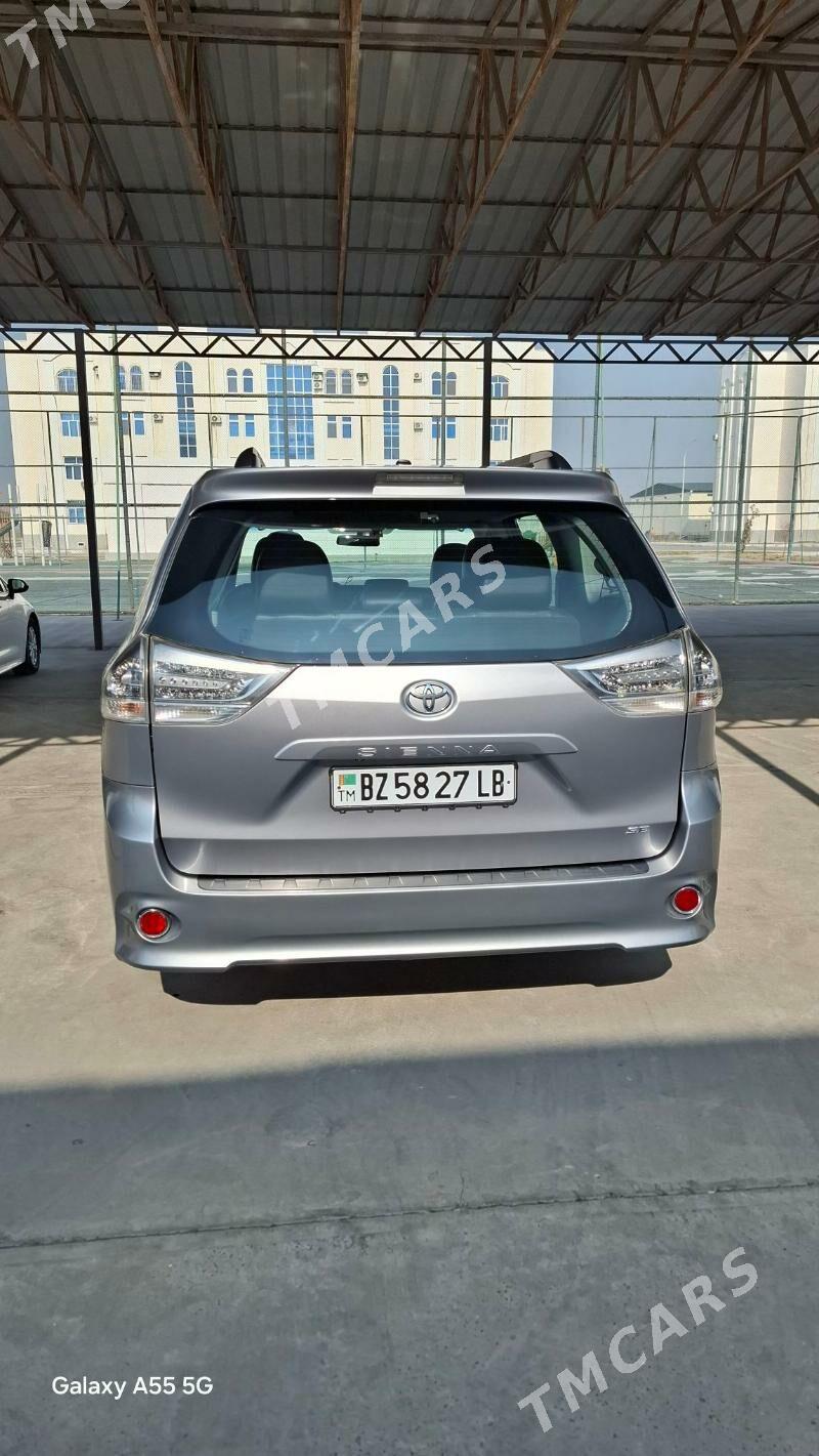 Toyota Sienna 2011 - 320 000 TMT - Чарджоу - img 2