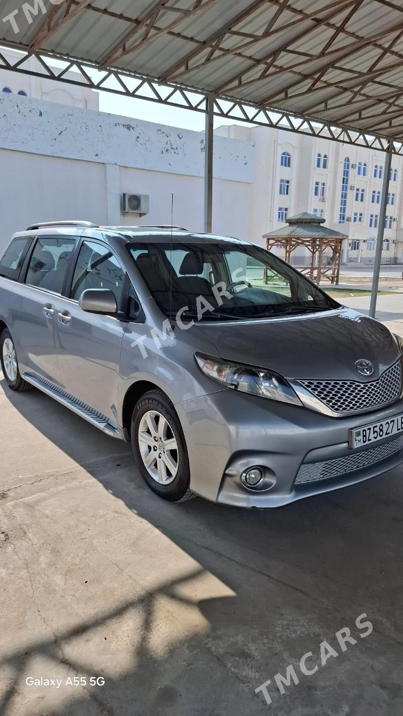 Toyota Sienna 2011 - 320 000 TMT - Чарджоу - img 6