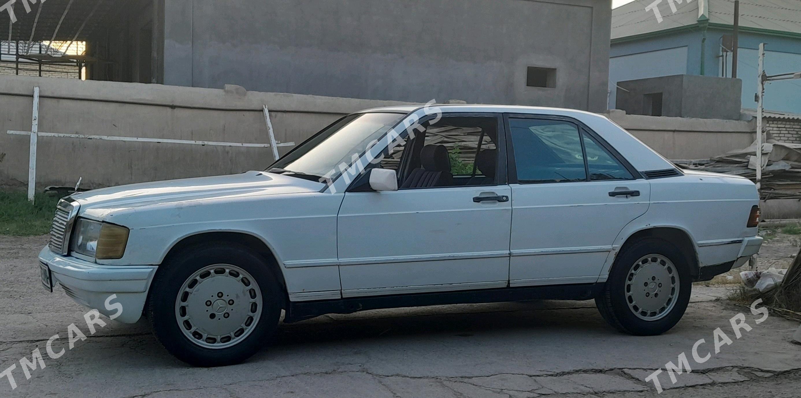Mercedes-Benz 190E 1984 - 35 000 TMT - Мары - img 2