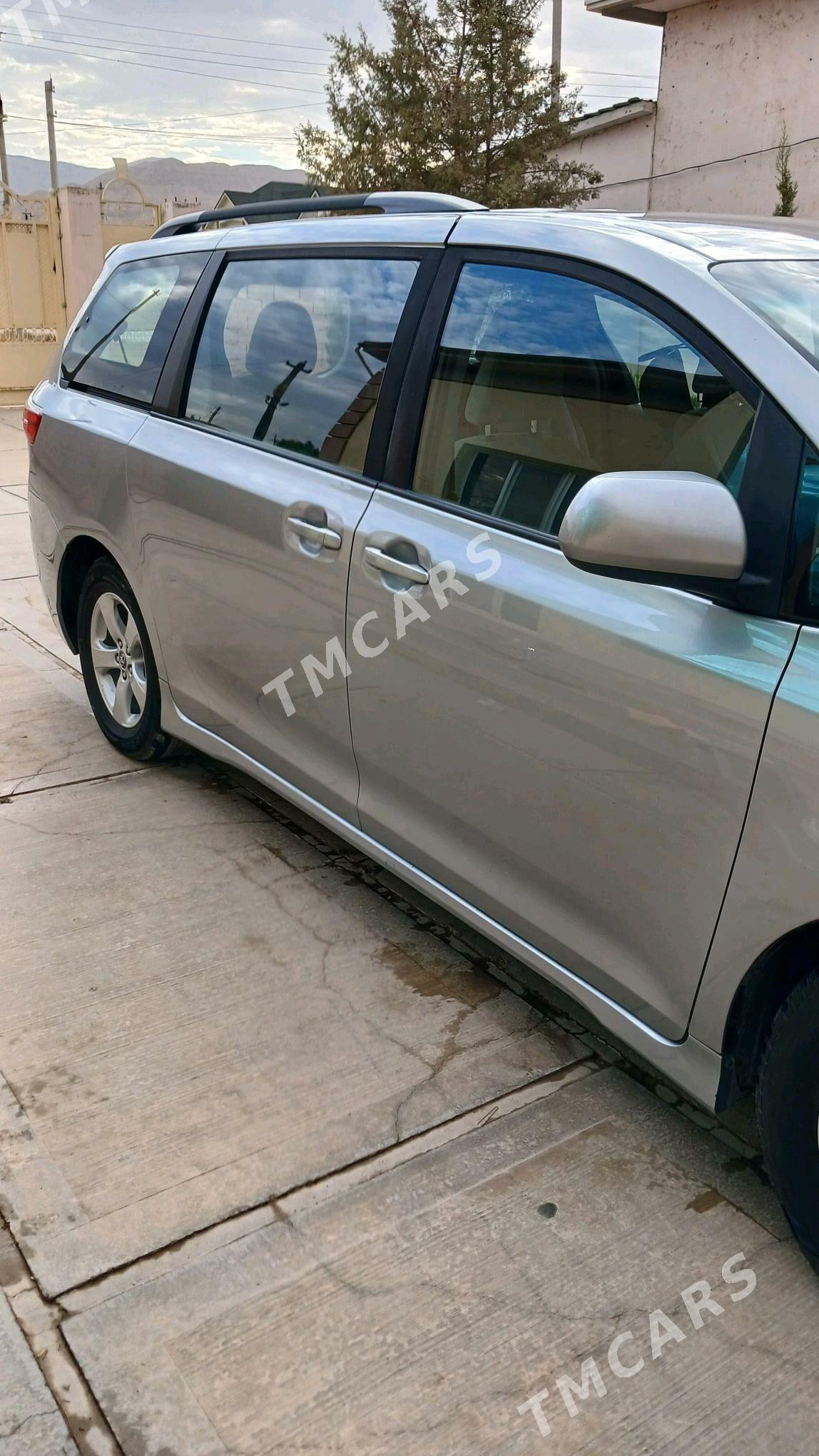 Toyota Sienna 2019 - 438 000 TMT - Балканабат - img 3