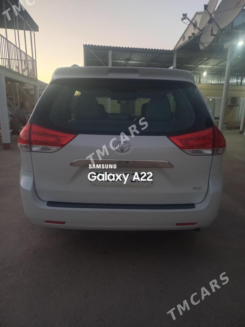 Toyota Sienna 2010 - 320 000 TMT - Мары - img 1