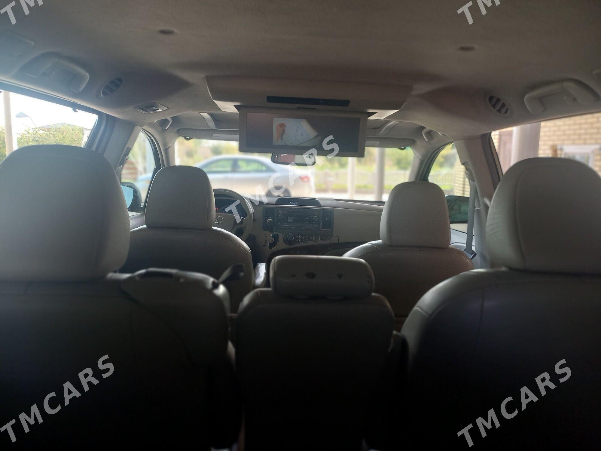 Toyota Sienna 2010 - 320 000 TMT - Мары - img 5