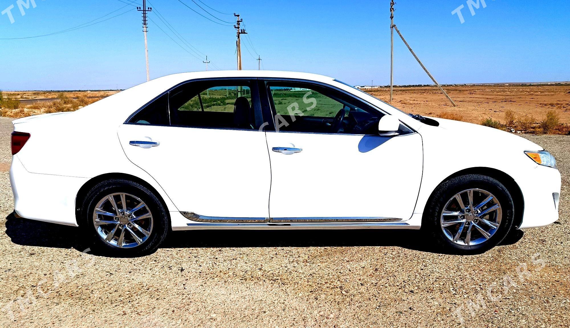 Toyota Camry 2013 - 220 000 TMT - Газаджак - img 2