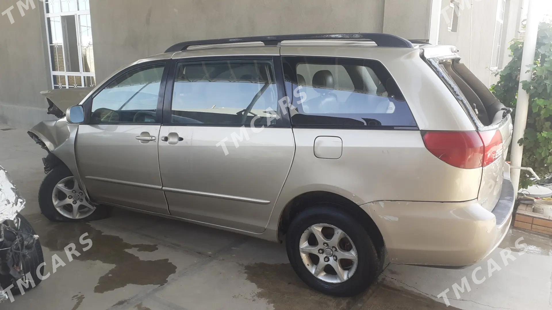 Toyota Sienna 2004 - 125 000 TMT - Мары - img 3