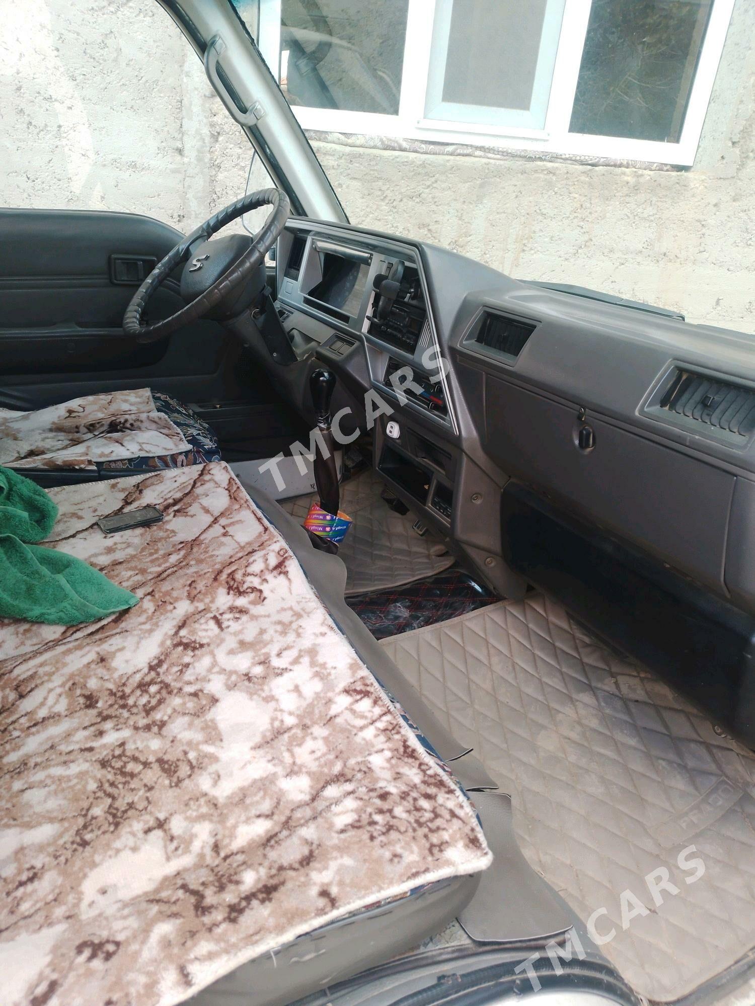 Nissan Urvan 1999 - 66 000 TMT - Balkanabat - img 4
