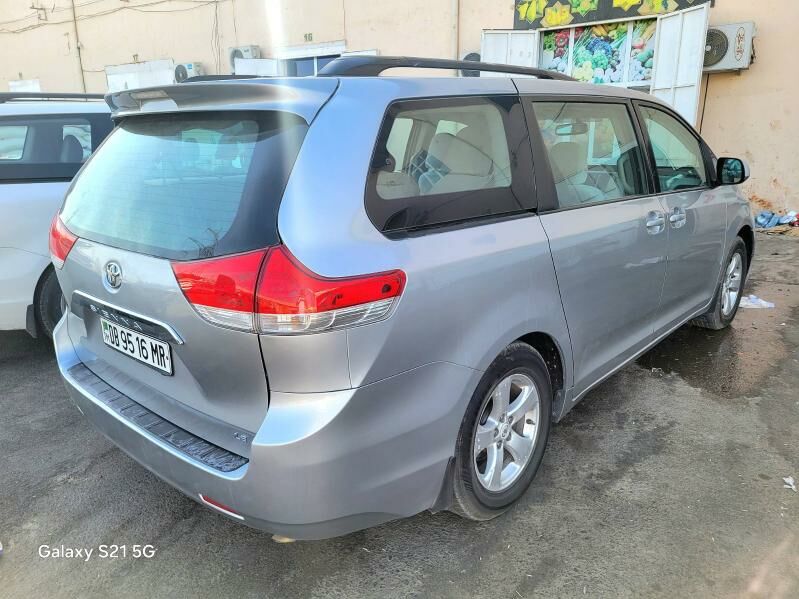 Toyota Sienna 2010 - 300 000 TMT - Мары - img 4