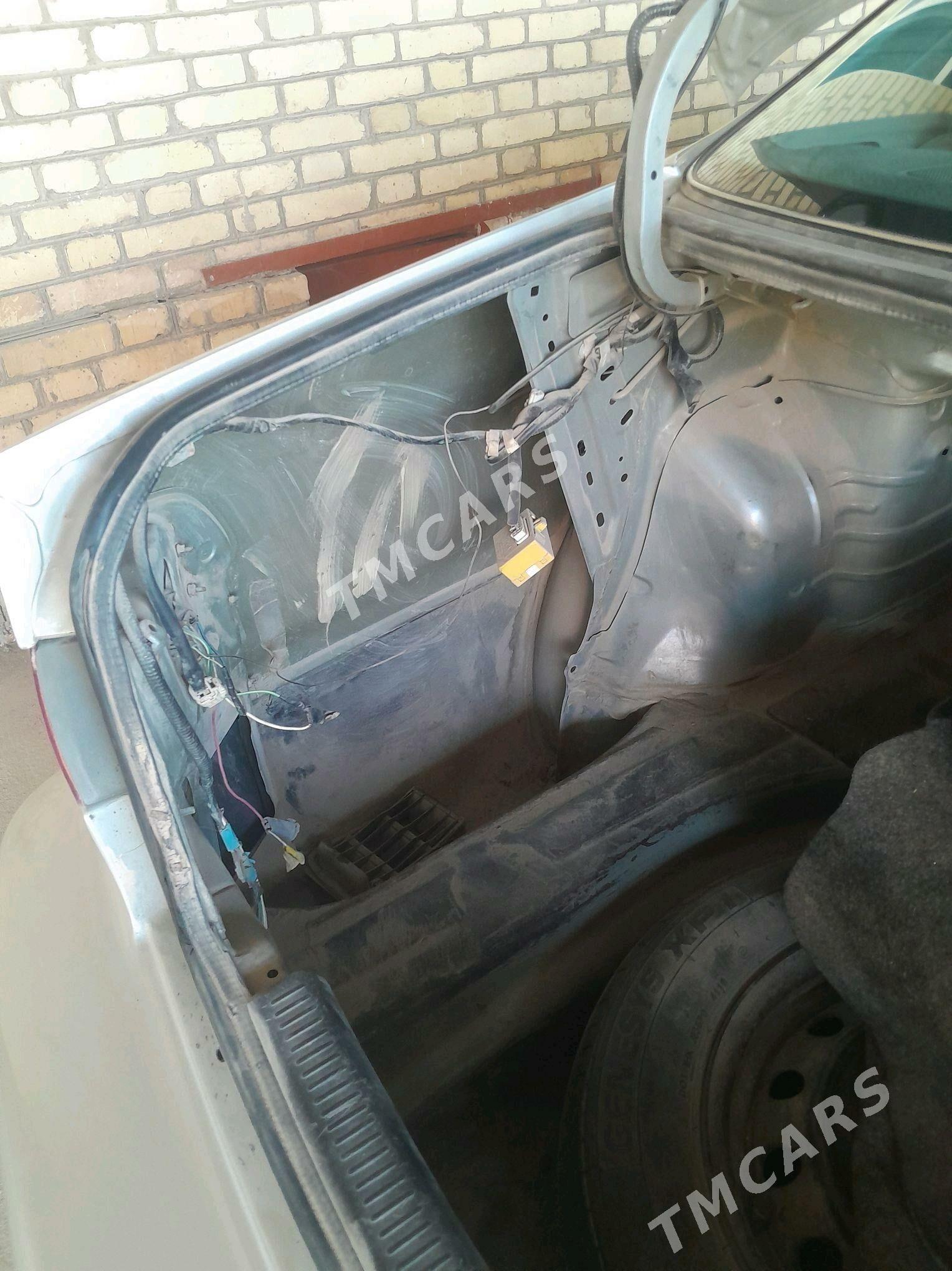 Toyota Camry 2001 - 130 000 TMT - Дянев - img 3