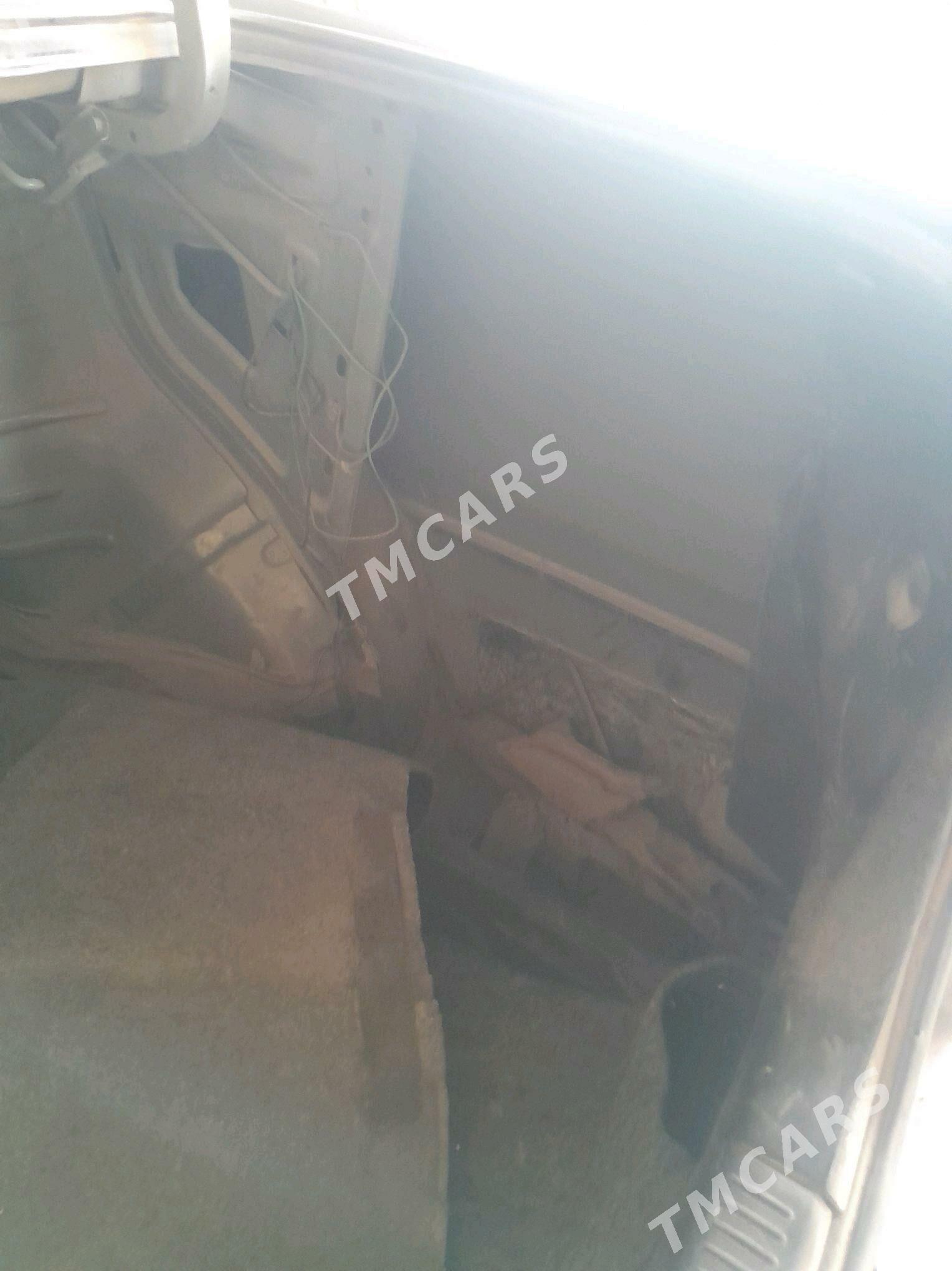 Toyota Camry 2001 - 130 000 TMT - Дянев - img 2