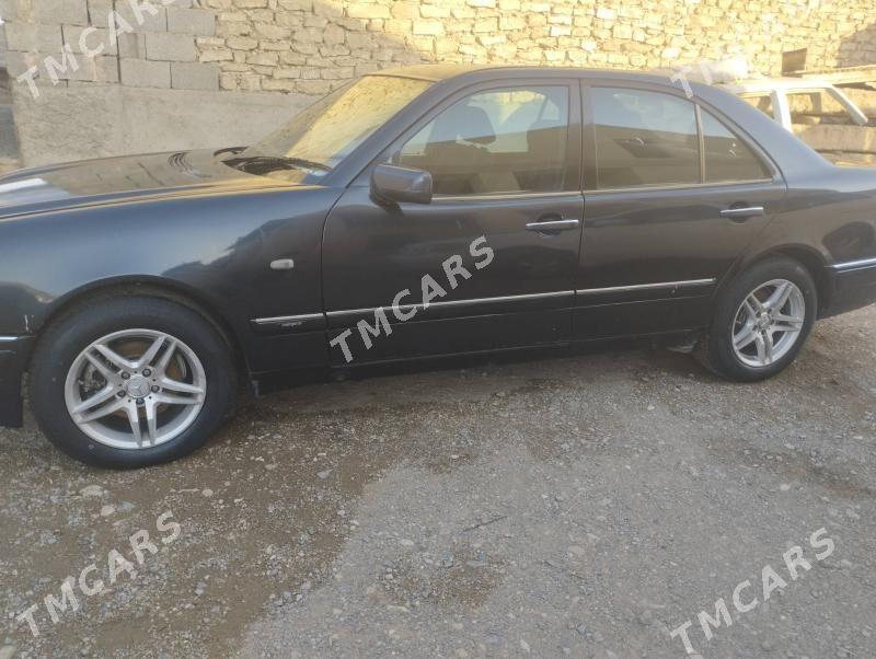 Mercedes-Benz E320 1996 - 68 000 TMT - Гызыларбат - img 3