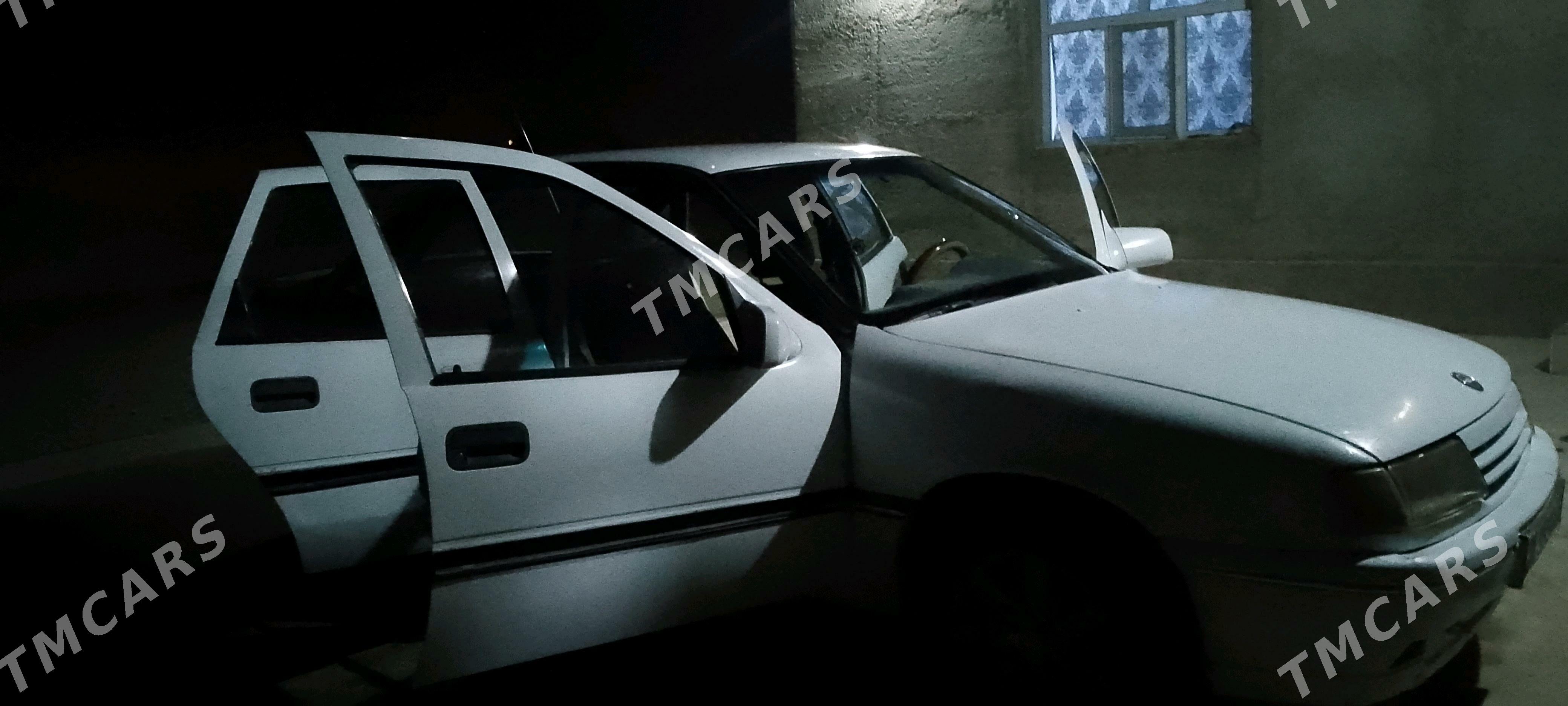 Opel Vectra 1990 - 23 000 TMT - Бахарден - img 4