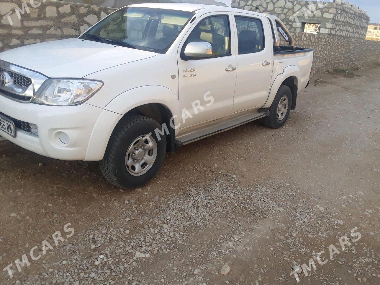 Toyota Hilux 2010 - 320 000 TMT - Джебел - img 3