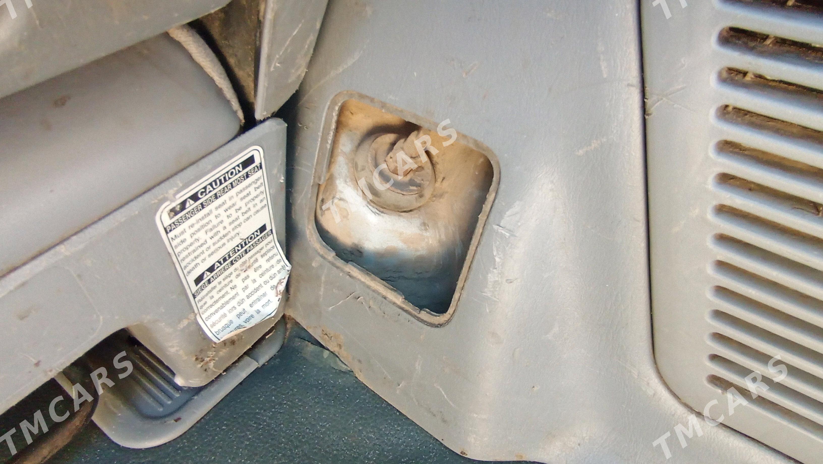 Toyota Sienna 2000 - 135 000 TMT - Фарап - img 4