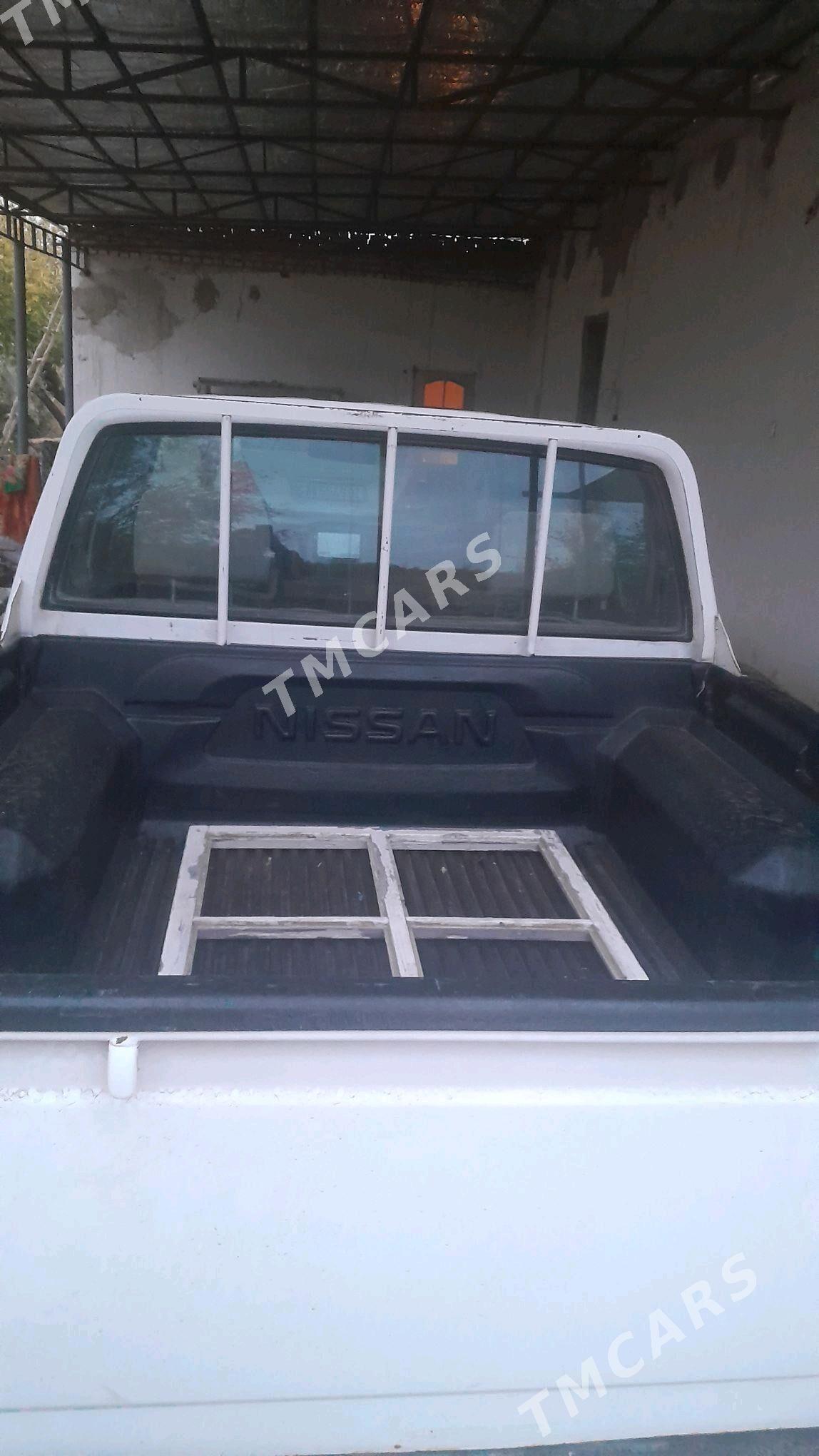Nissan Navara 2010 - 130 000 TMT - Губадаг - img 4