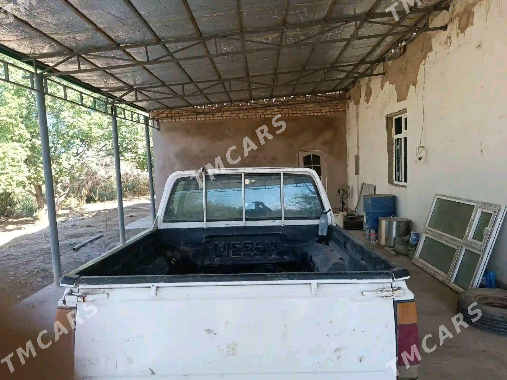 Nissan Navara 2010 - 130 000 TMT - Губадаг - img 8