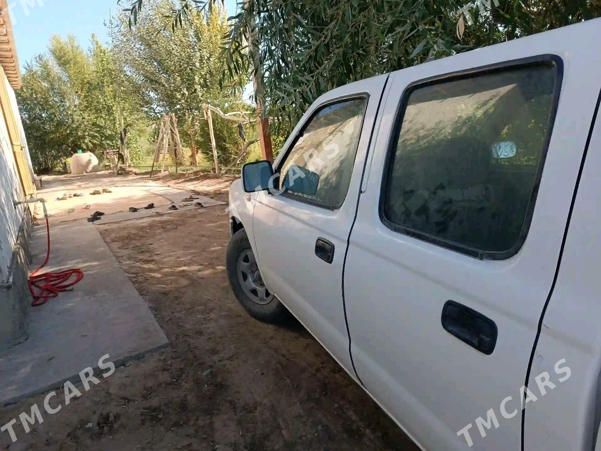 Nissan Navara 2010 - 130 000 TMT - Губадаг - img 7