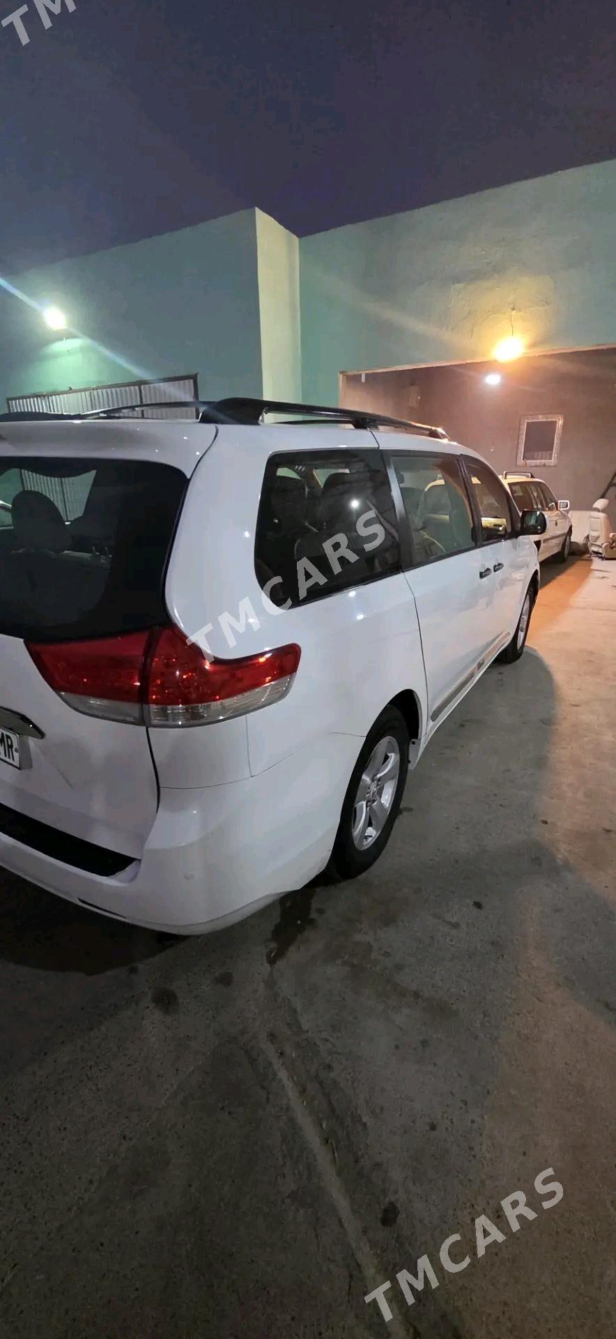 Toyota Sienna 2012 - 250 000 TMT - Мары - img 6