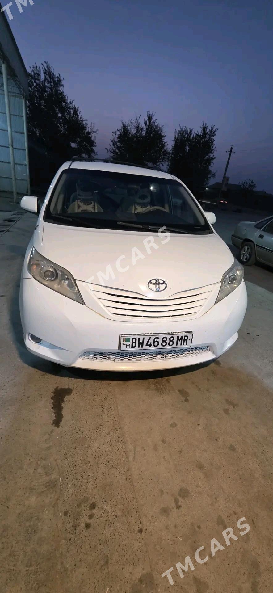 Toyota Sienna 2012 - 250 000 TMT - Мары - img 7