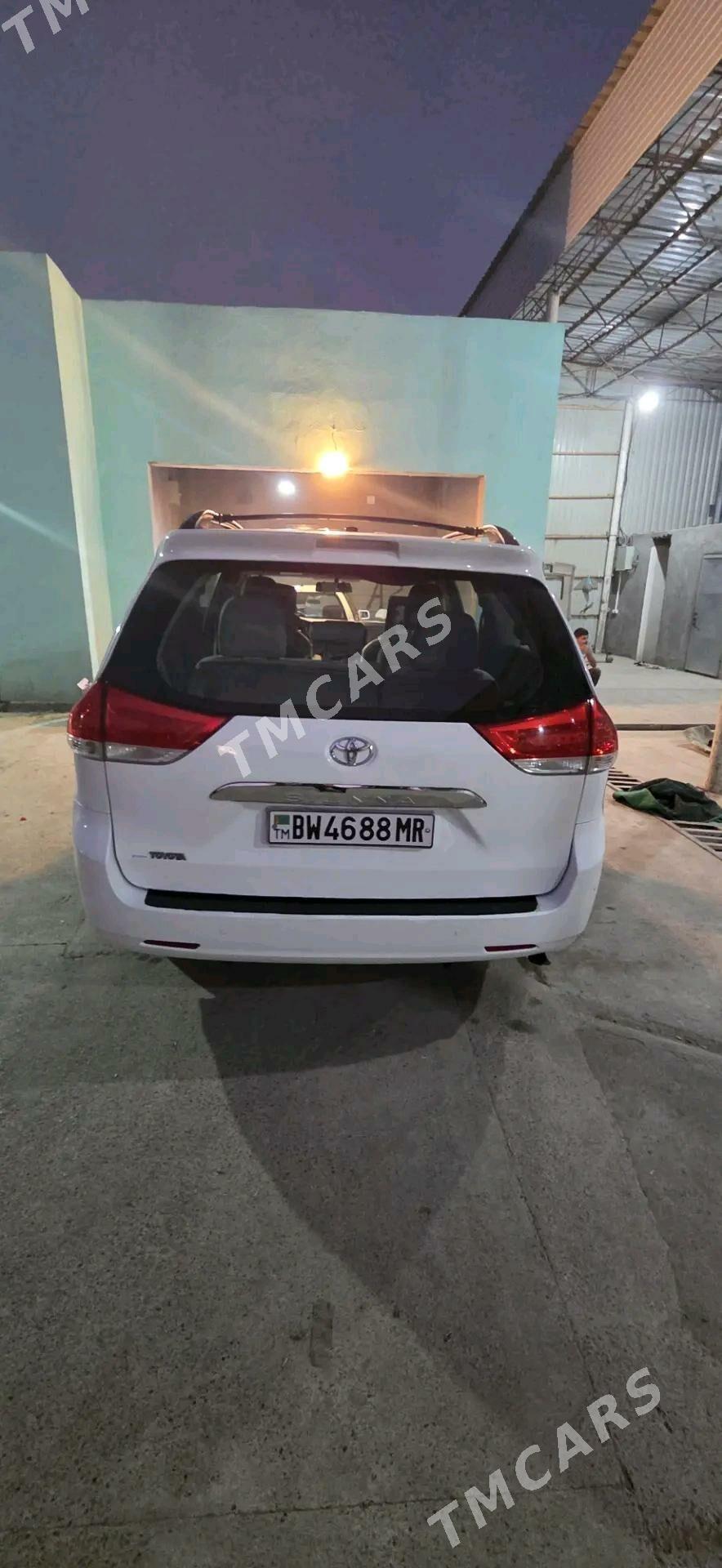 Toyota Sienna 2012 - 250 000 TMT - Мары - img 5