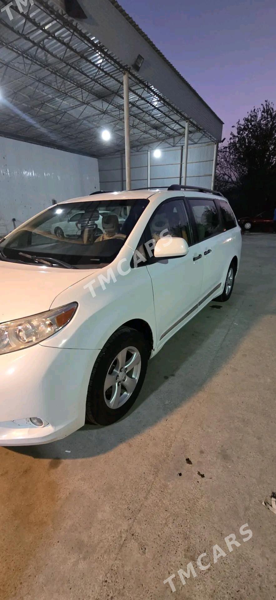 Toyota Sienna 2012 - 250 000 TMT - Мары - img 3