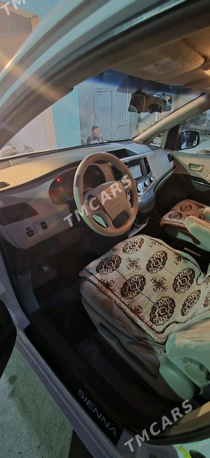 Toyota Sienna 2012 - 250 000 TMT - Мары - img 2